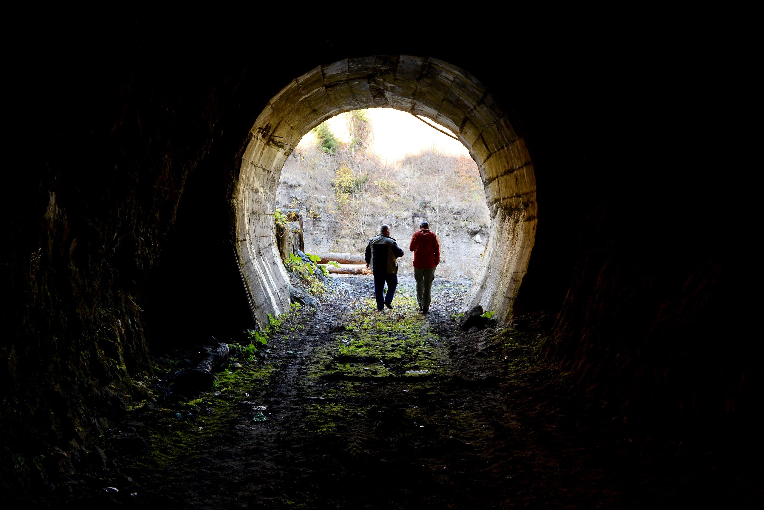 Muncitorii au săpat deja 16 km de tuneluri în munte prin care apa va fi captată din râuri. Unele sunt atât de mari încât poţi merge cu camionul prin ele. (FYI_ în imagine_ Cordoş şi Farago)